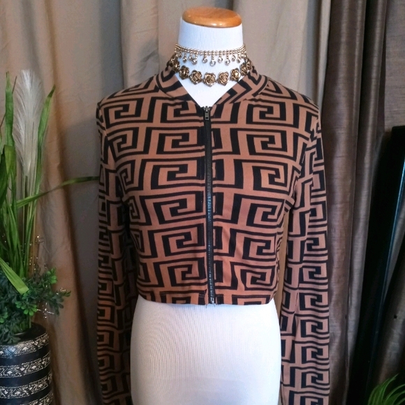 Stylish cropped zip up top - Picture 2 of 2